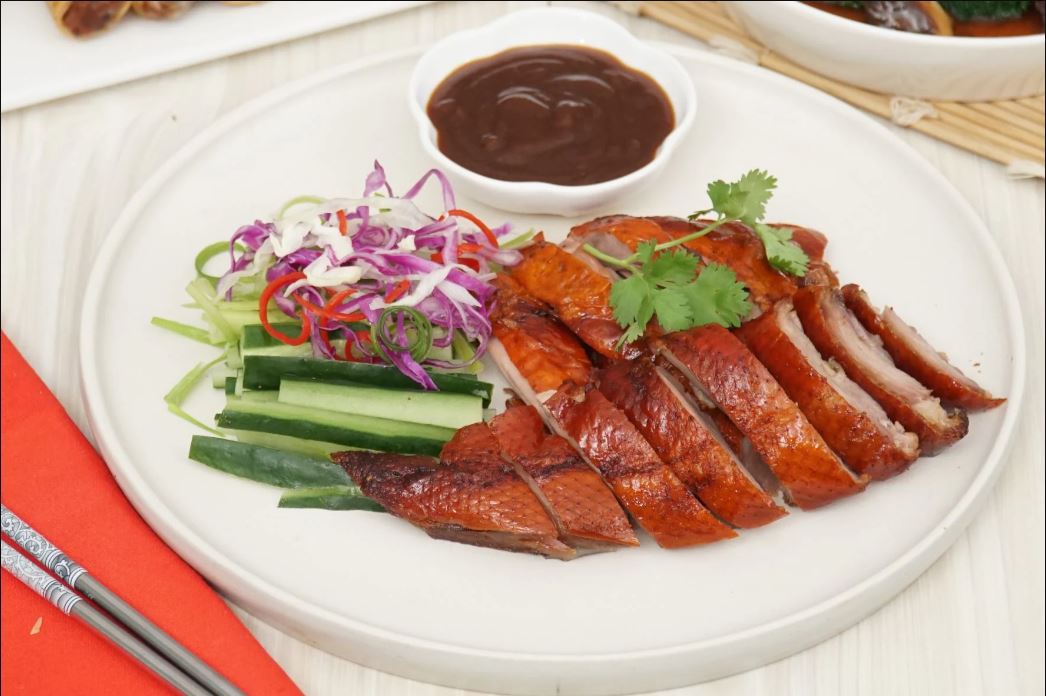 Bebek Peking ala resto ini punya tekstur kulit renyah, daging juicy, saus nempel mantap!