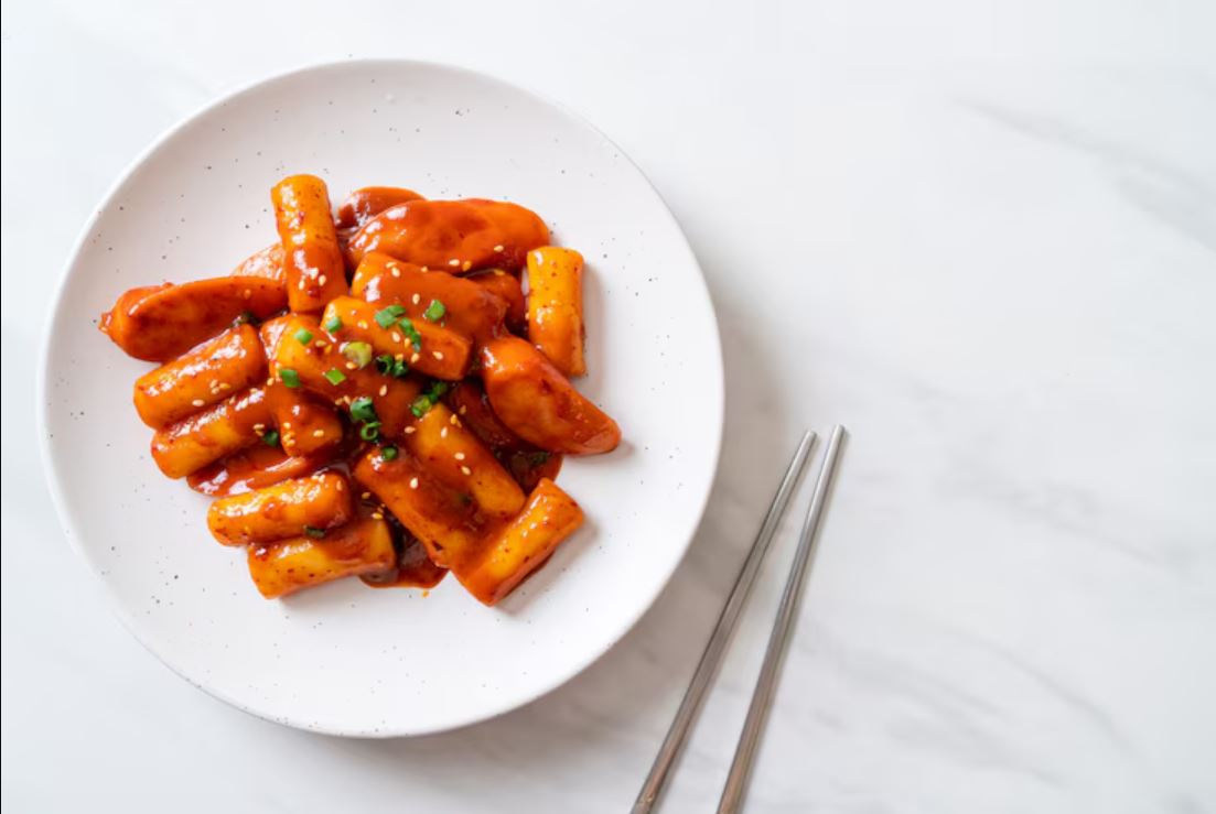 Ngidam jajanan Korea? Bikin sendiri aja Tteokbokki pedas manis ala rumahan ini!