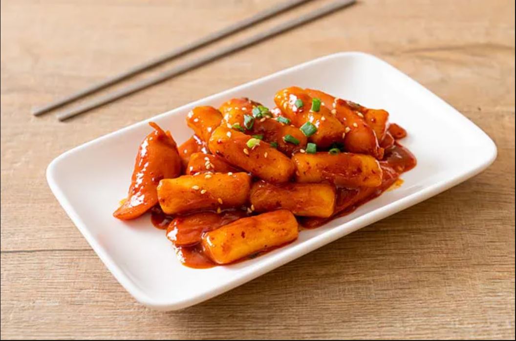 Tteokbokki gak melulu disajikan pakai saus pedas, lho!