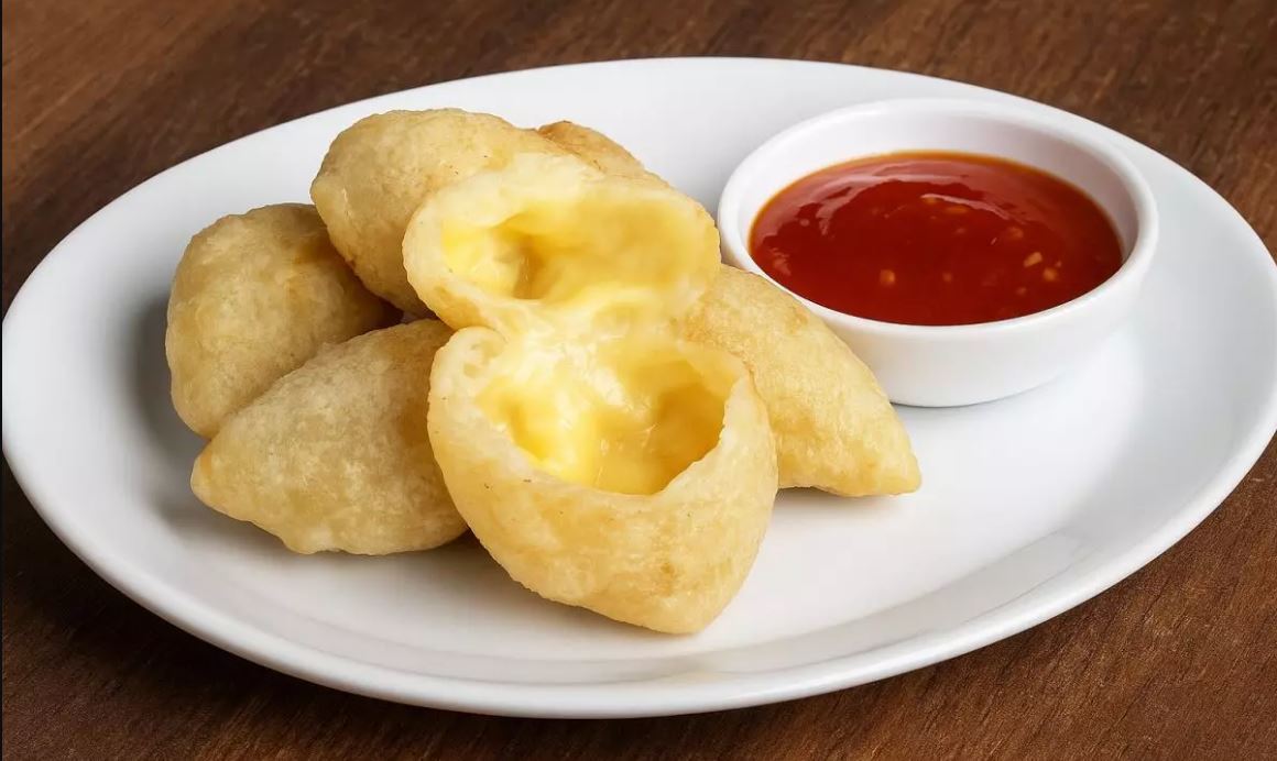 Cireng isi keju mozzarella ini siap memanjakan lidah. Luar renyah, dalam meleleh. Cocok buat camilan atau jualan kekinian.
