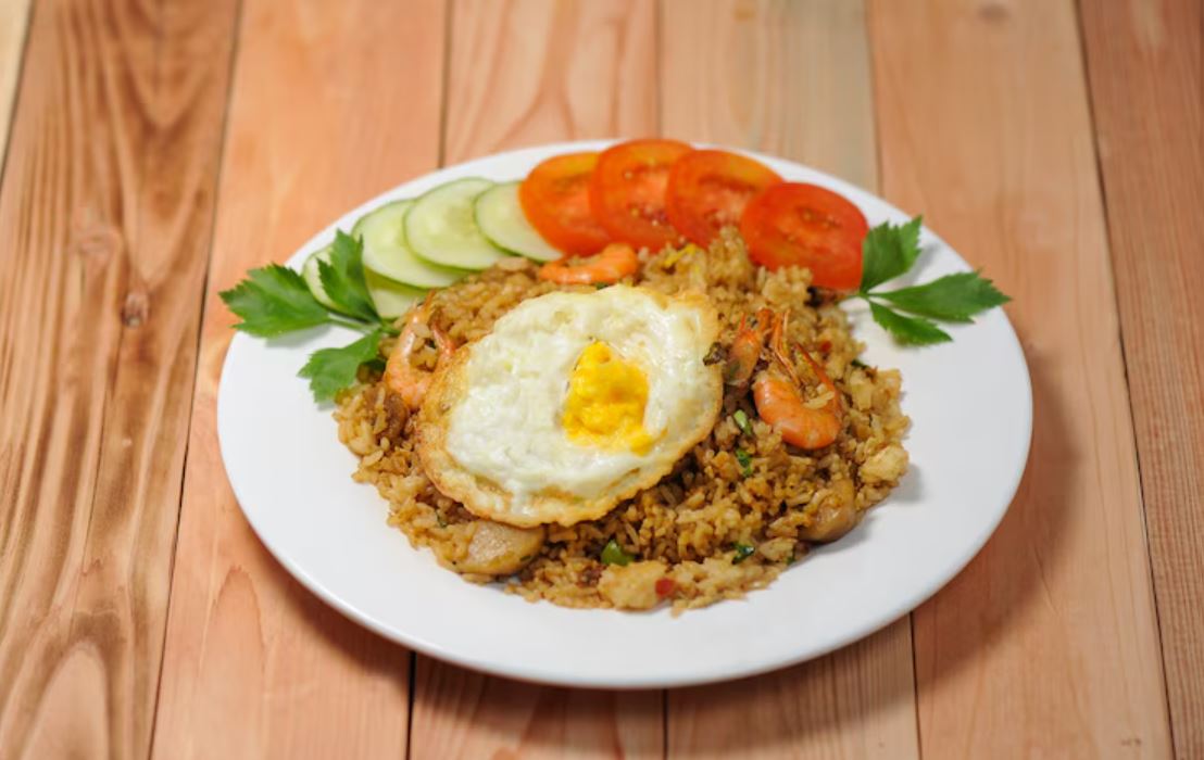 Nasi goreng tetap gurih tanpa banyak minyak? Bisa banget! Coba resep sehat satu ini yuk!