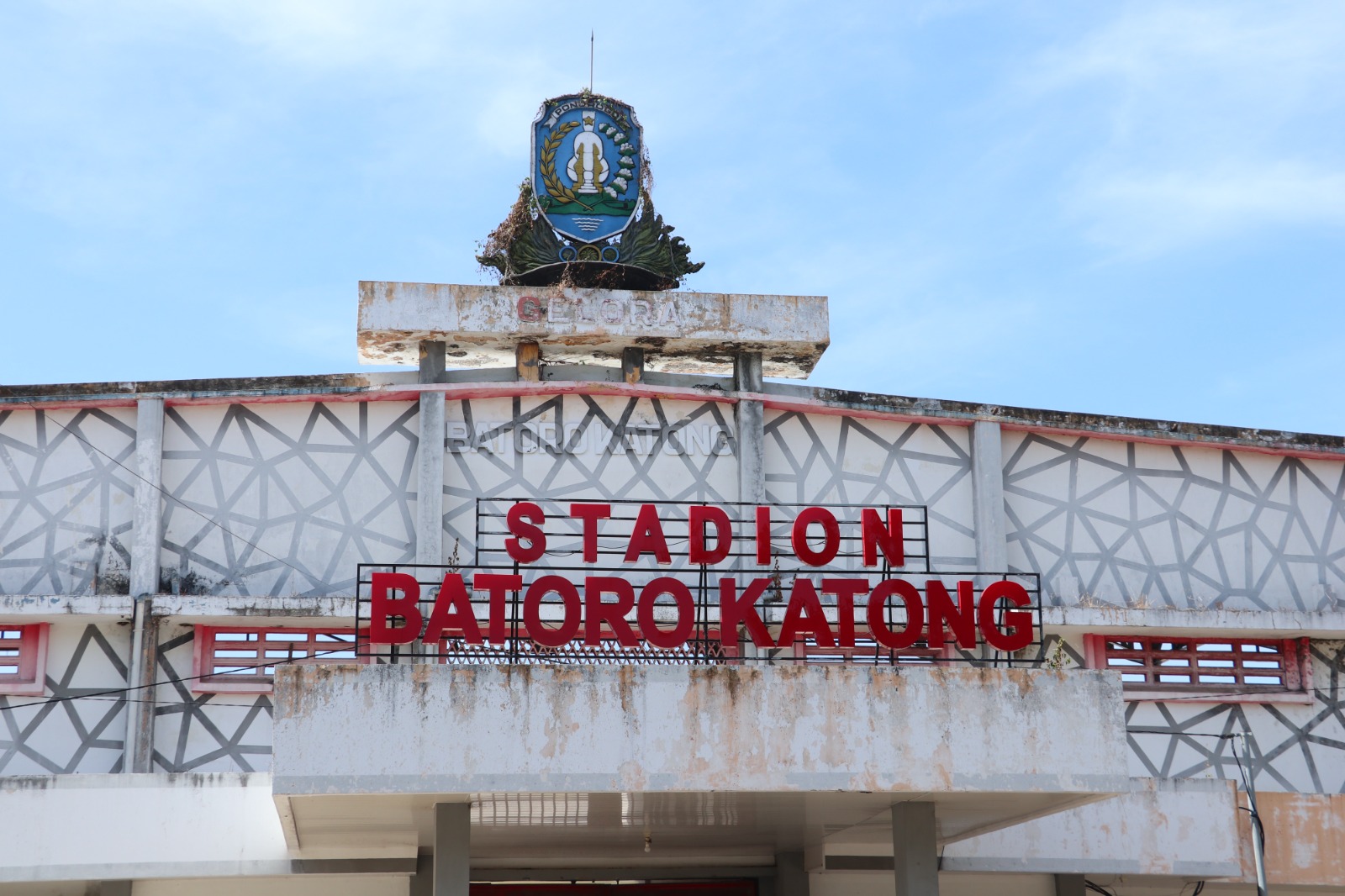 Disbudparpora Ponorogo melakukan penutupan total terhadap Stadion Batoro Katong untuk prrawatan rumput. FOTO: SUGENG DWI N/RADAR PONOROGO