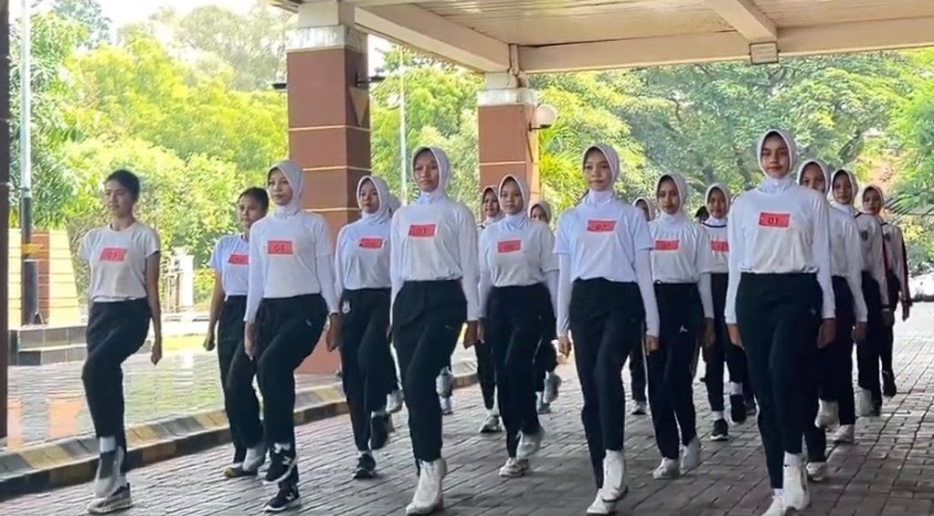 Ratusan siswa SMA/SMK sederajat di Kota Madiun mengikuti proses seleksi calon paskibra di kawasan Stadion Wilis pekan lalu. FOTO: BAKESBANGPOL KOTA MADIUN