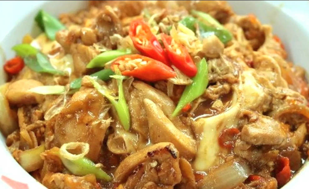Nasi ayam telur ala Chef Devina Hermawan ini mudah, cepat, dan nikmat.