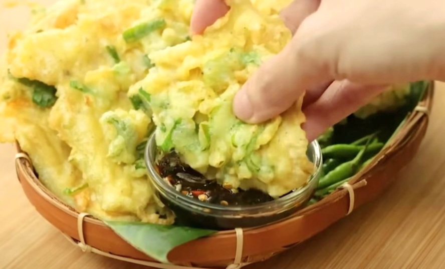 Chef Devina Hermawan bagikan resep tempe mendoan krispi yang mudah dibuat.