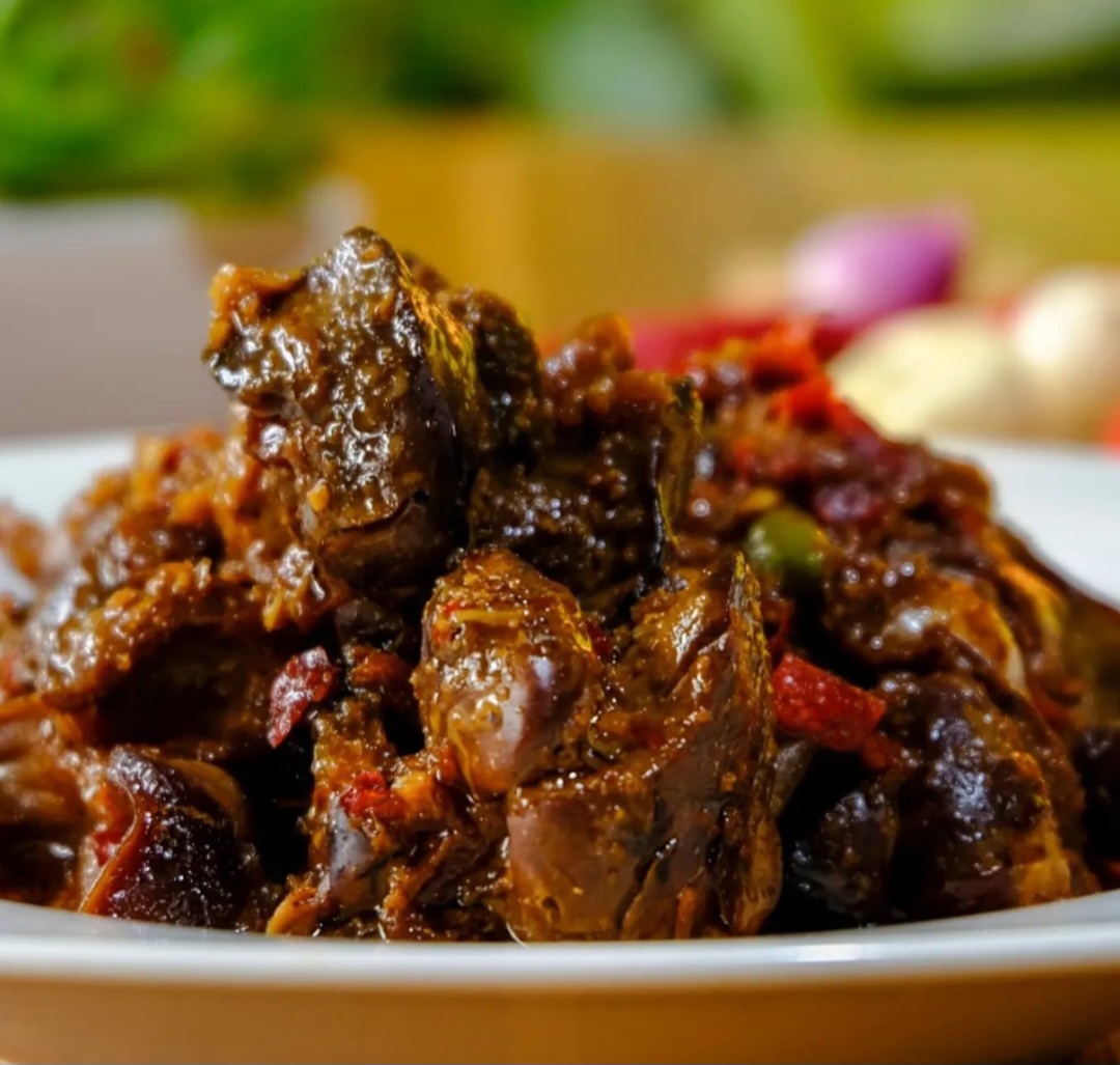 Semur ati ampela rumahan yang gurih manis dengan bumbu rempah khas.