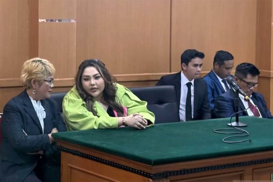Selebgram Lisa Mariana (kedua kiri) yang berseteru dengan mantan Gubernur Jawa Barat Ridwan Kamil saat menjalani salah satu sidang.