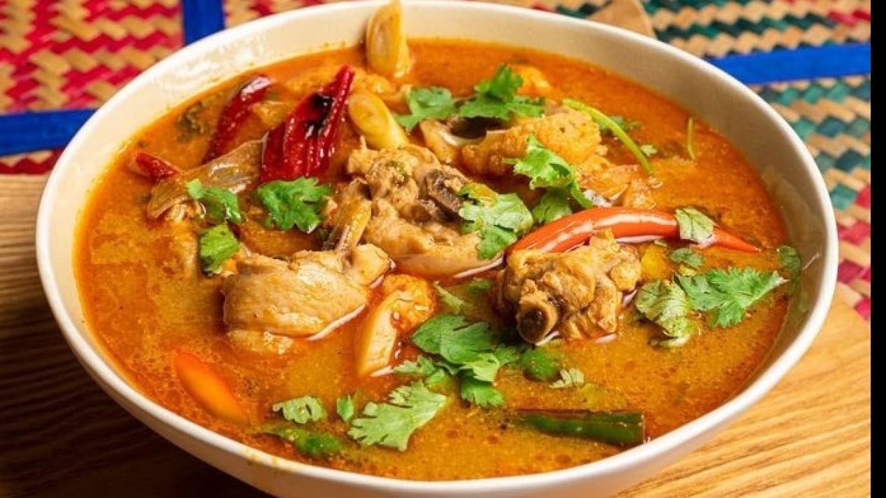 Ilustrasi ayam pedas kuah kental.