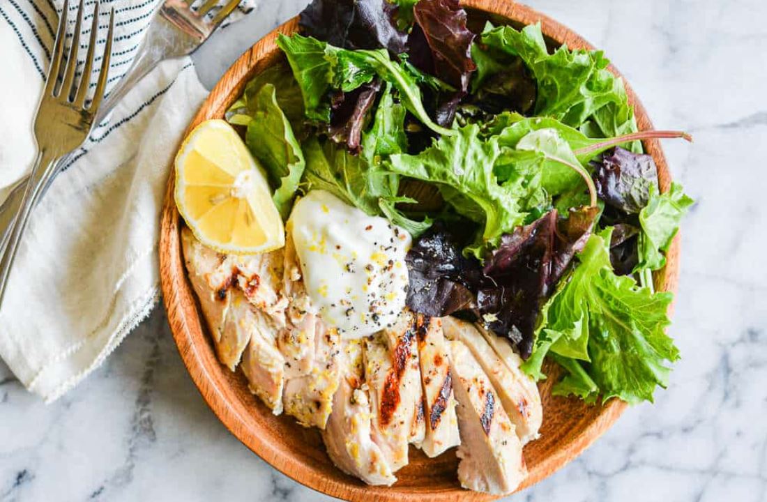 Salad ayam dengan saus yoghurt.