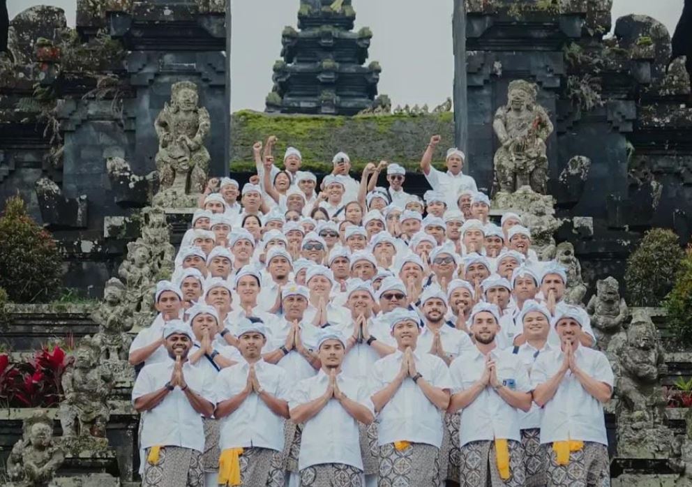 Tradisi Tirta Yatra yang digelar oleh Bali United diikuti para pemain.