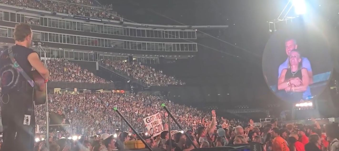 VIRAL: CEO Astronomer Andy Byron dan anak buahnya, Kristin Cabot, kedapatan berpelukan menonton konser Coldplay. Mereka berdua sudah punya pasangan sah masing-masing.