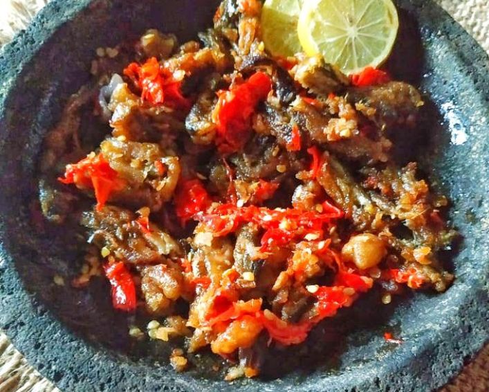 Ilustrasi sambal belut cobek yang renyah, gurih, pedas.