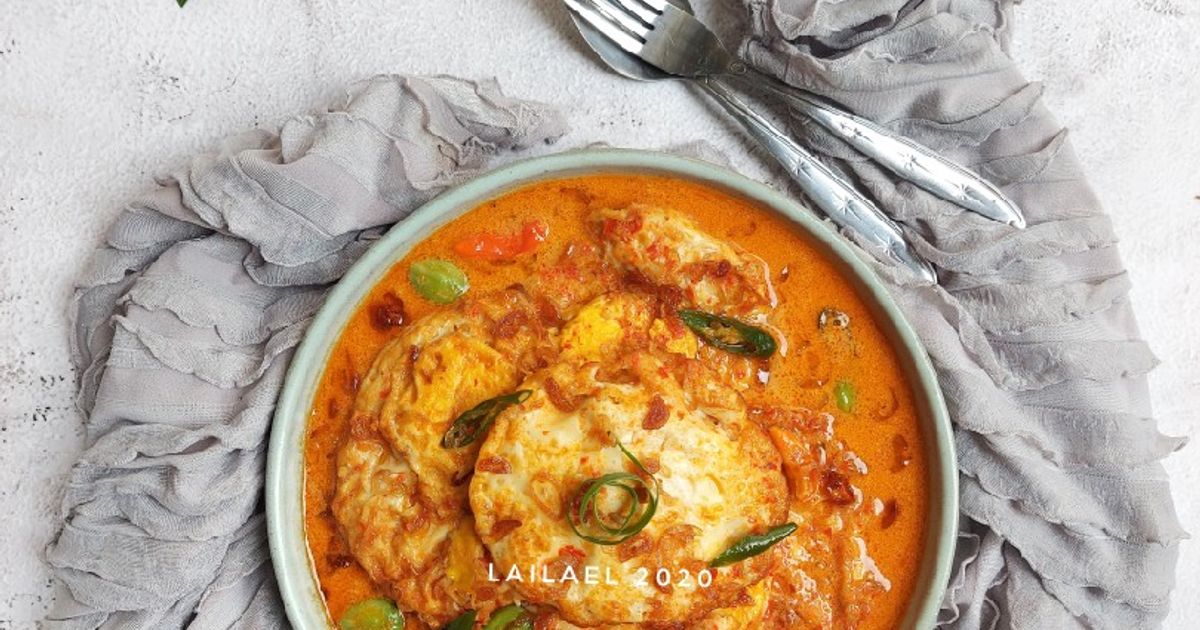 Ilustrasi Telur Ceplok Kuah Santan Pedas