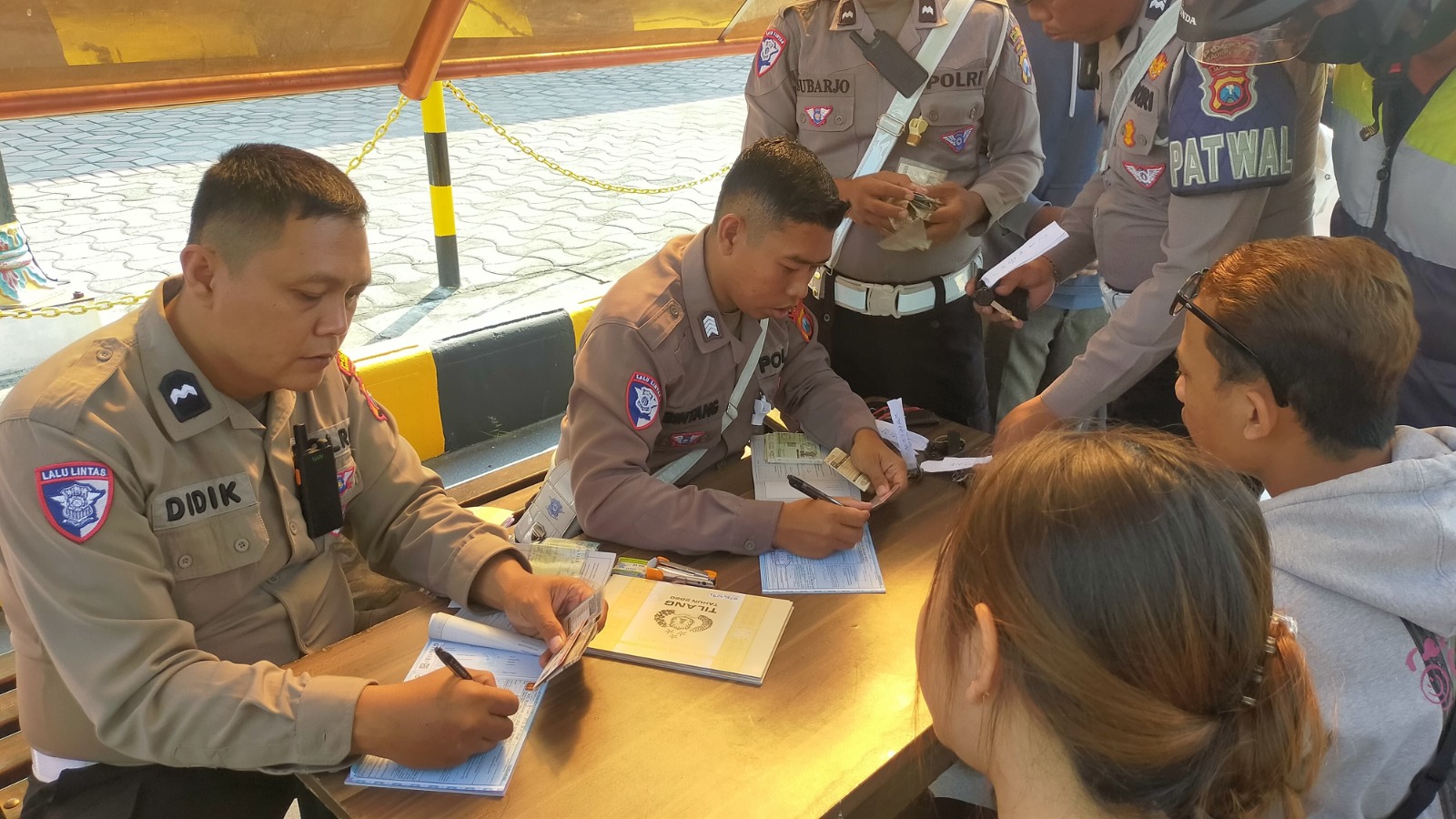 Sejumlah pengendara motor terjaring Operasi Patuh Semeru 2025 yang digelar oleh Satlantas Polres Madiun Kota di Jalan Jawa, kemarin (18/7). HENGKY RISTANTO/JAWA POS RADAR MADIUN