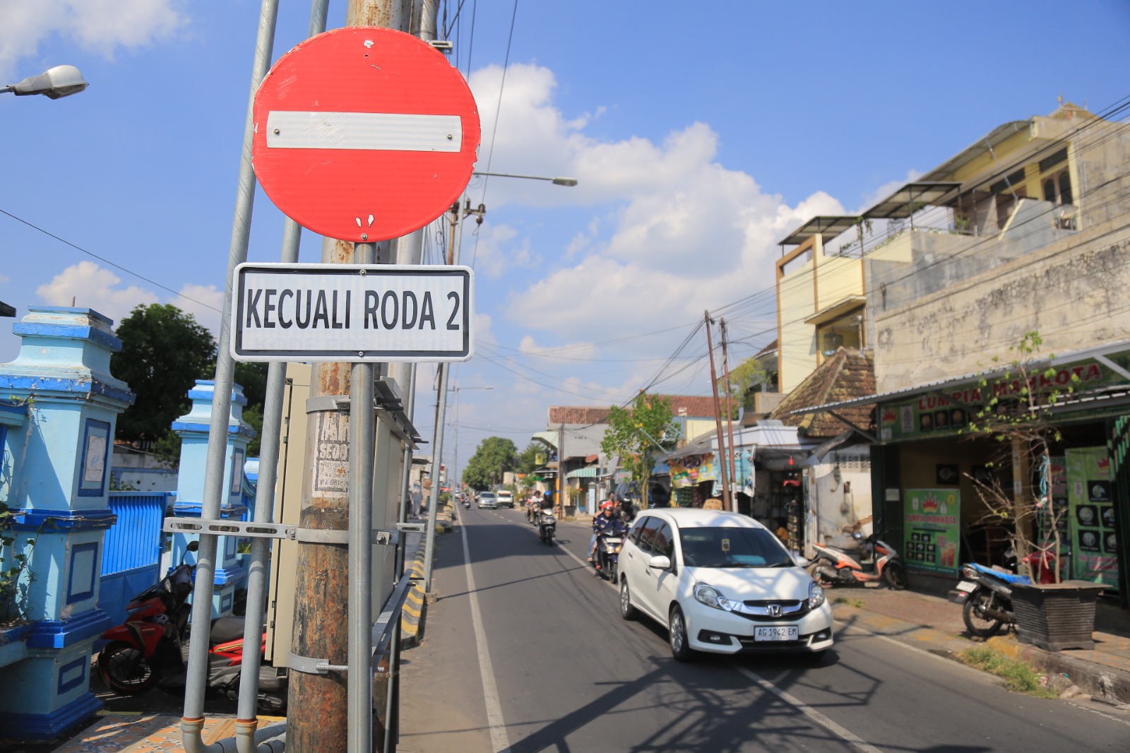 Jalan Kapuas dibuat satu jalur permanen untuk kendaraan roda empat dari arah timur ke barat. FOTO: BAGAS BIMANTARA/RADAR MADIUN