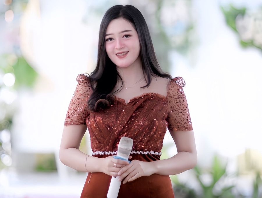 Anggritna Okta Nezenvia, gadis asal Pacitan, menekuni dunia hiburan sejak SMP dan kini tampil di berbagai panggung daerah.