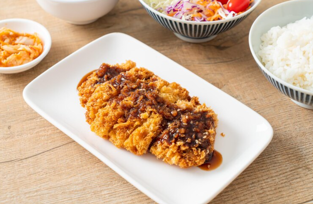 Katsu nggak harus pakai daging! Tempe katsu ini tetap crispy dan lezat dengan saus teriyaki khas Jepang
