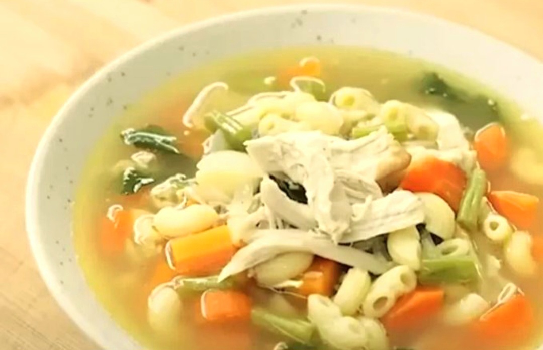 Sup ayam makaroni ala Chef Devina, kaya nutrisi dan mudah dibuat.