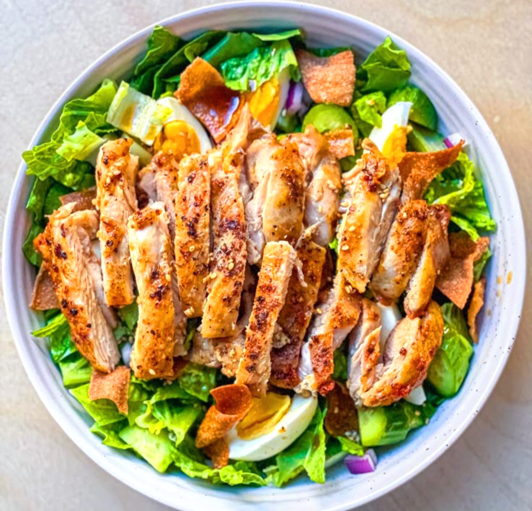 Salad ayam selada tomat, menu diet rendah kalori.