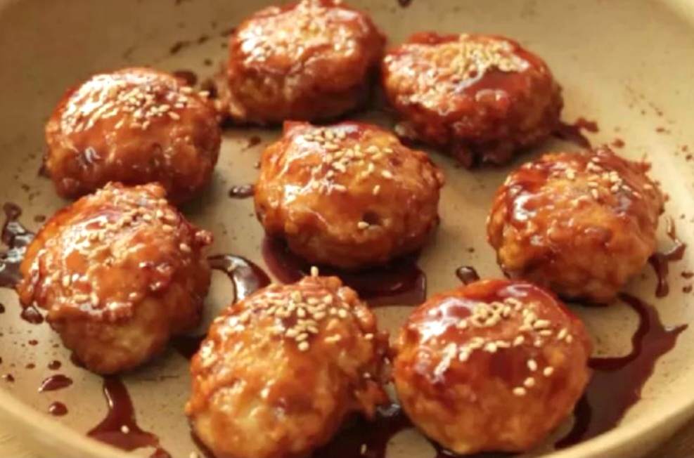 Bola ayam Jepang praktis, gurih, dan sehat. Cocok untuk bekal sekolah hingga camilan di rumah.