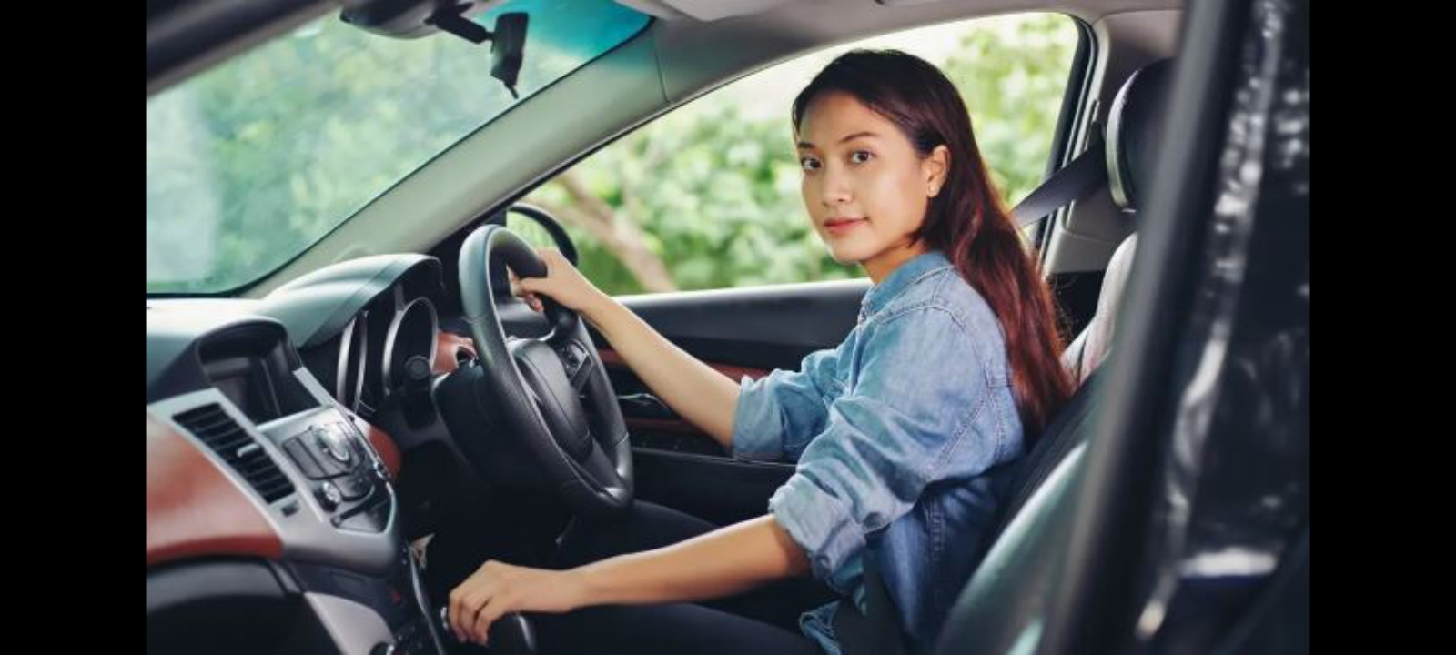 Ilustrasi wanita mengemudi mobil.