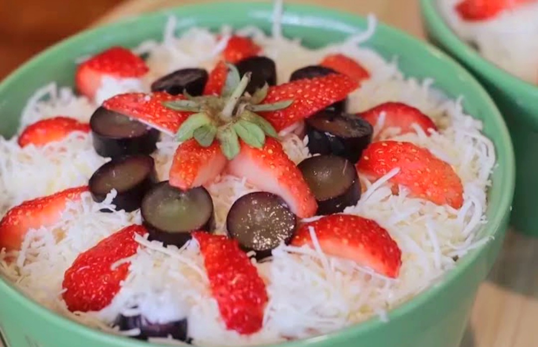 Salad buah creamy ala Devina Hermawan, segar dan sehat untuk keluarga.