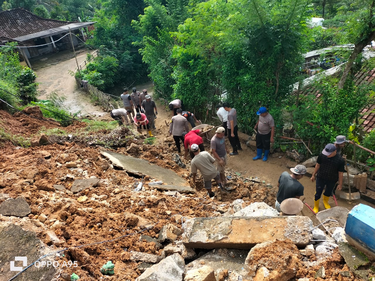 Salah satu titik longsor di Pacitan yang terjadi selama 2025 hingga pertengahan Juli. DOK RADAR PACITAN