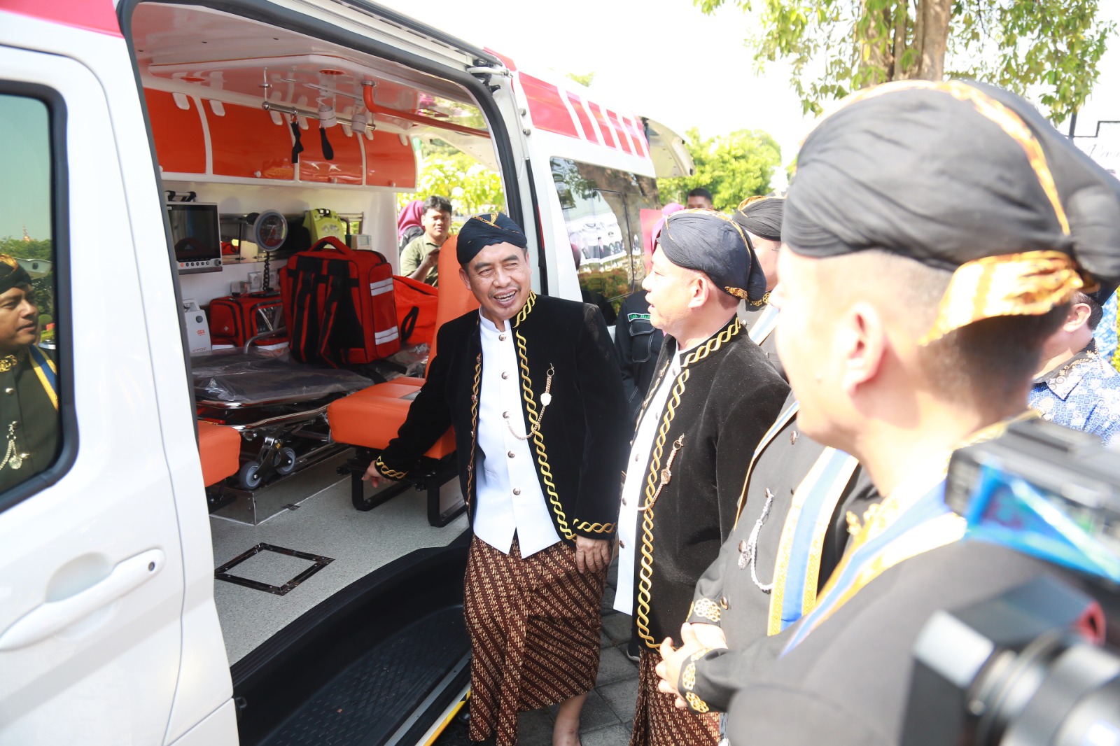 Bupati Madiun Mas Hari Wur bersama forkopimda meninjau mobil ambulans siaga yang diserahkan saat peringatan Hari Jadi ke-457 Kabupaten Madiun. FOTO: Bagas Bimantara/Radar Caruban