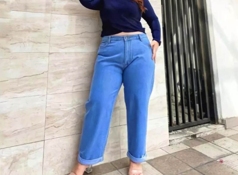 Ilustrasi celana jeans untuk menutupi perut buncit.
