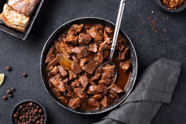 Ilustrasi perbedaan lapis daging dan rendang.