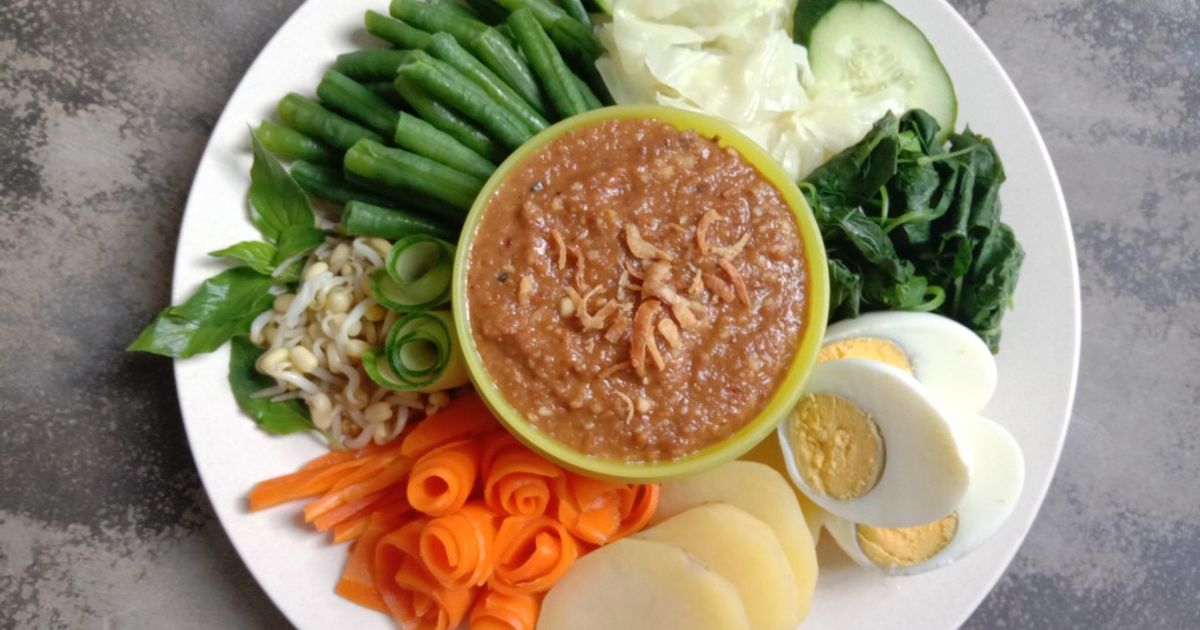 Ilustrasi bumbu dan sayuran jadi bahan utama pecel dan gado-gado.