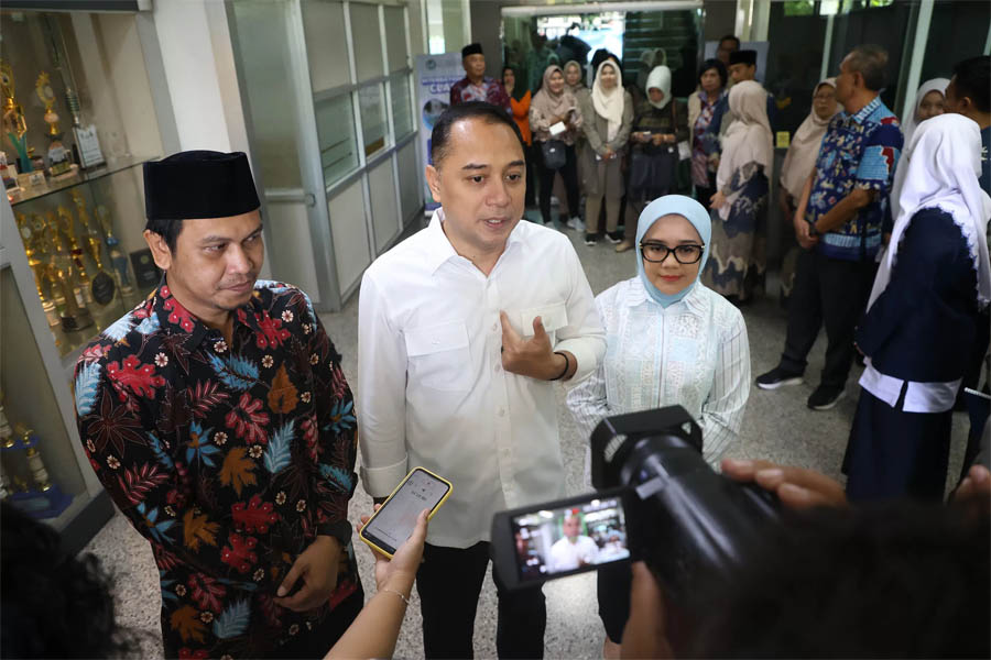 Wali Kota Surabaya Eri Cahyadi minta orang tua tak gegabah melaporkan guru ke polisi.