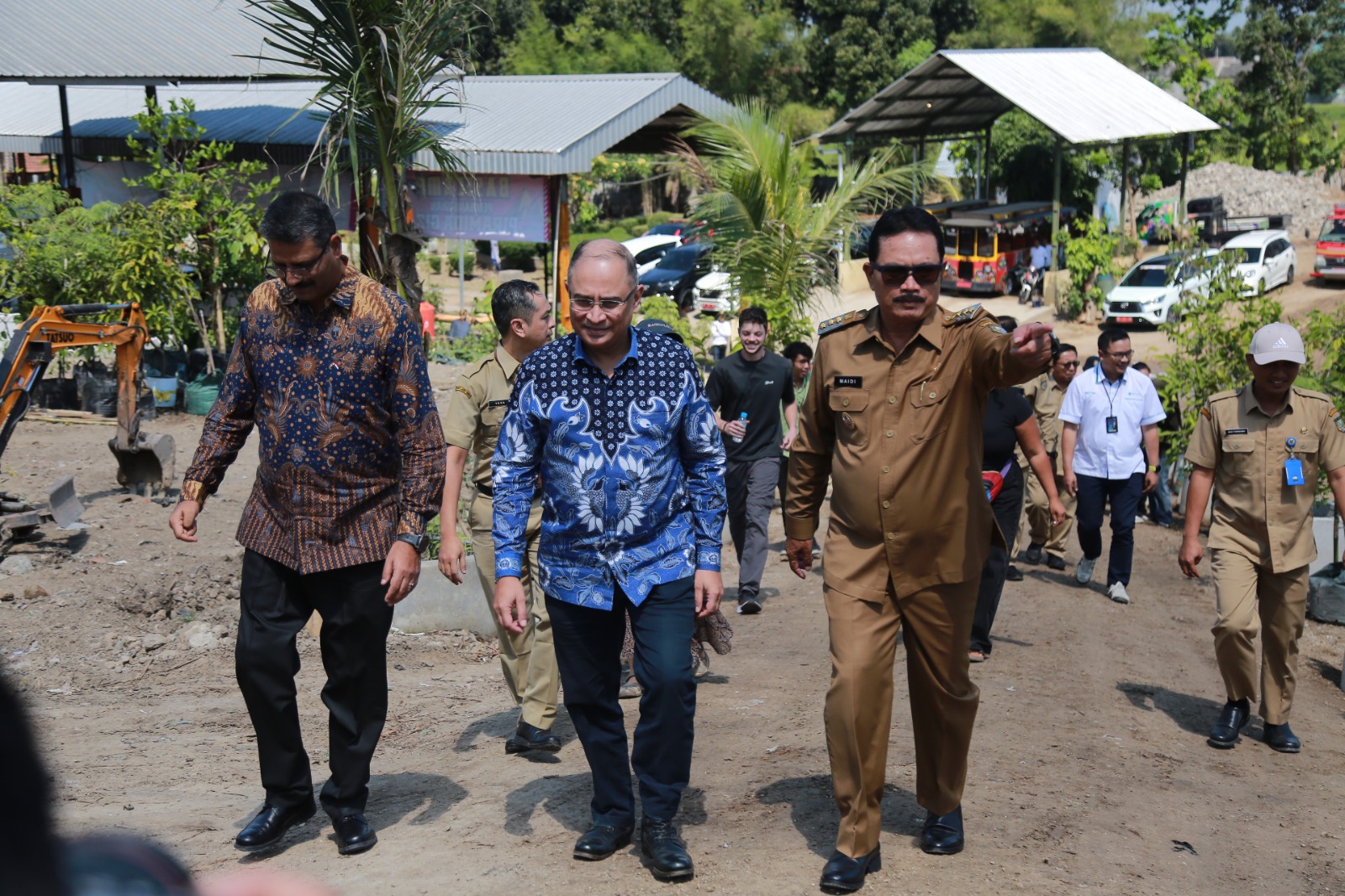 Duta Besar India untuk Indonesia, H.E. Sandeep Chakravorty dengan didampingi Wali Kota Madiun Maidi melihat penanganan sampah di TPA Winongo. FOTO: BAGAS BIMANTARA/RADAR MADIUN