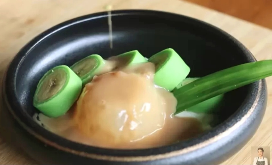 Es pisang ijo karamel creamy, mudah dibuat di rumah.