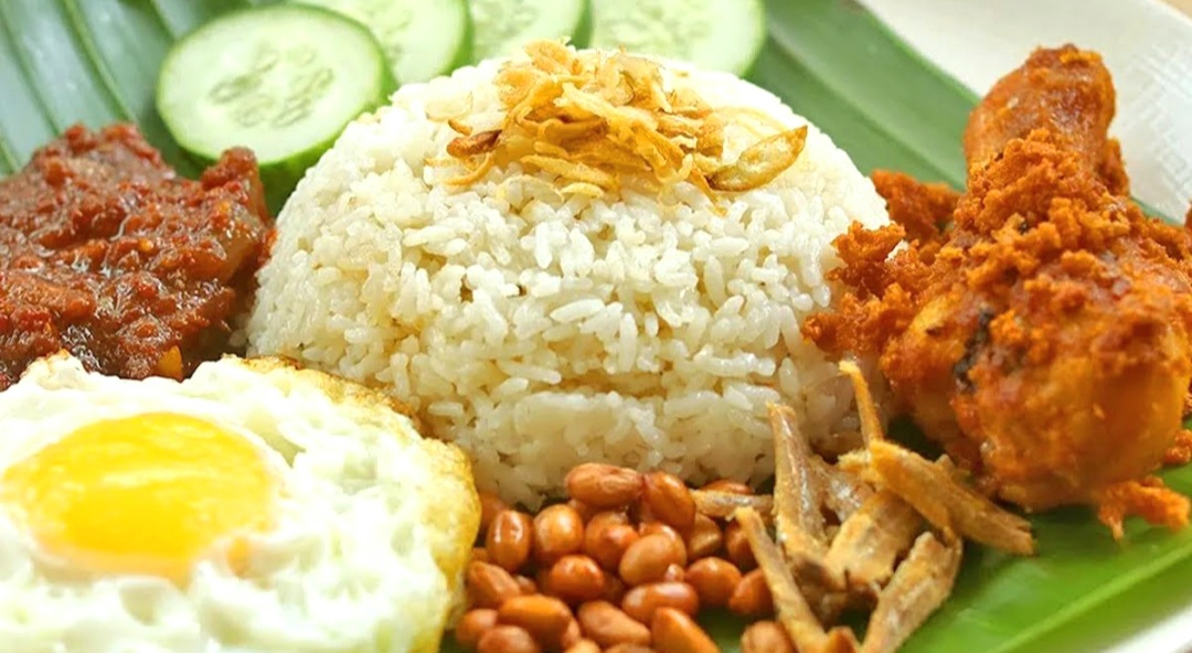 Nasi lemak gurih khas Malaysia ala Chef Devina Hermawan, lengkap dengan sambal bilis dan ayam goreng rempah.