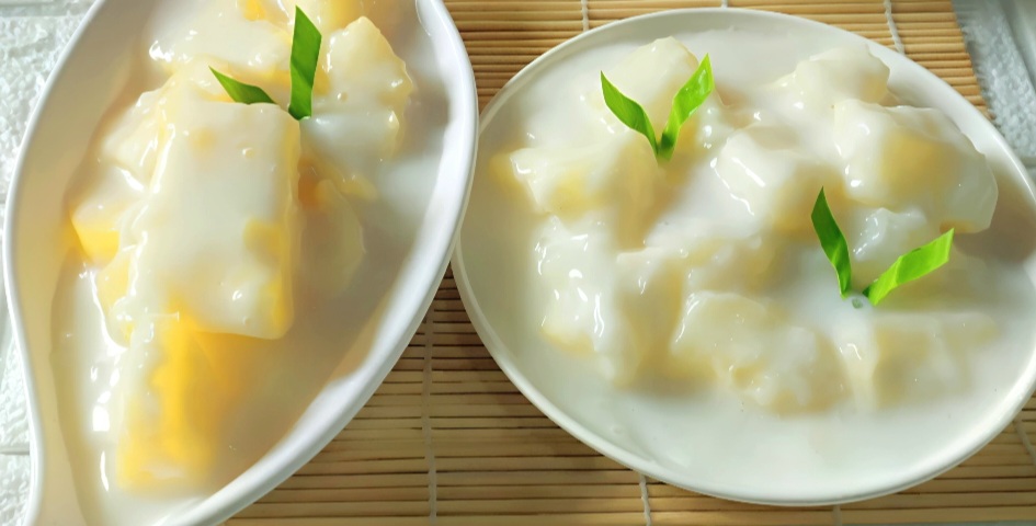 Singkong Thailand lembut dan manis, disajikan dengan saus santan gurih.