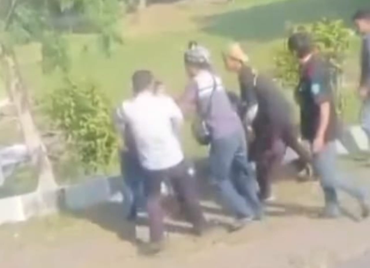 Tangkapan layar dua kru bus yang nyaris adu jotos di Terminal Caruban gegara kesalah pahaman.