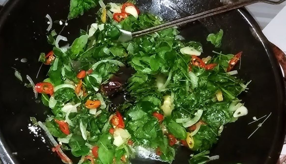 Tumis daun kelor.