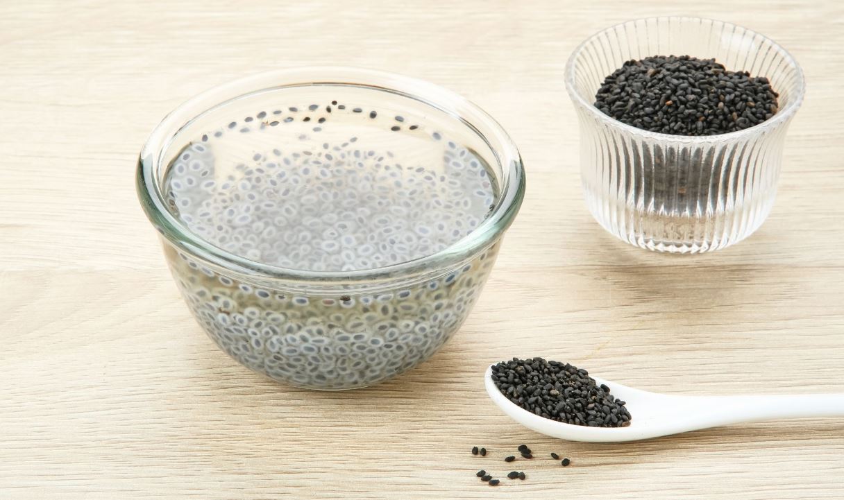 Ilustrasi merendam biji selasih.