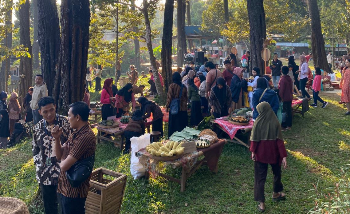 TRADISIONAL: Even Pasar Jajal Wae yang bernuansa jadul digelar saban Minggu Pon di lokasi wanawisata Sumber Koso, Desa Girikerto.