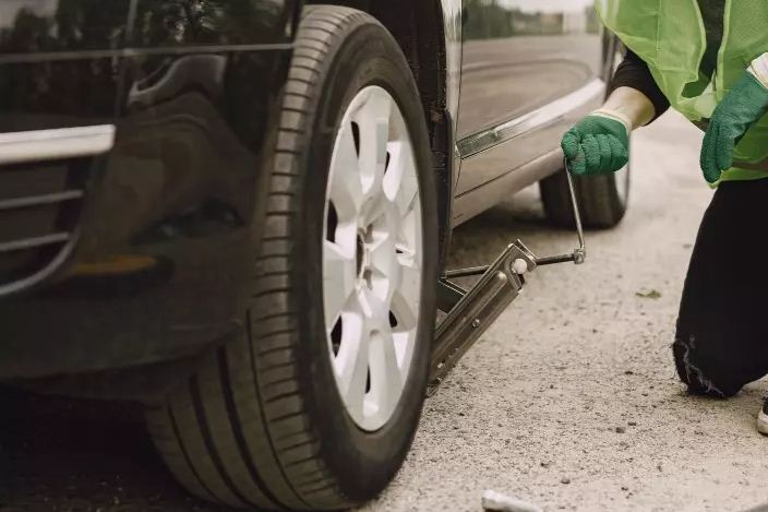 Ilustrasi kaki-kaki mobil rusak.