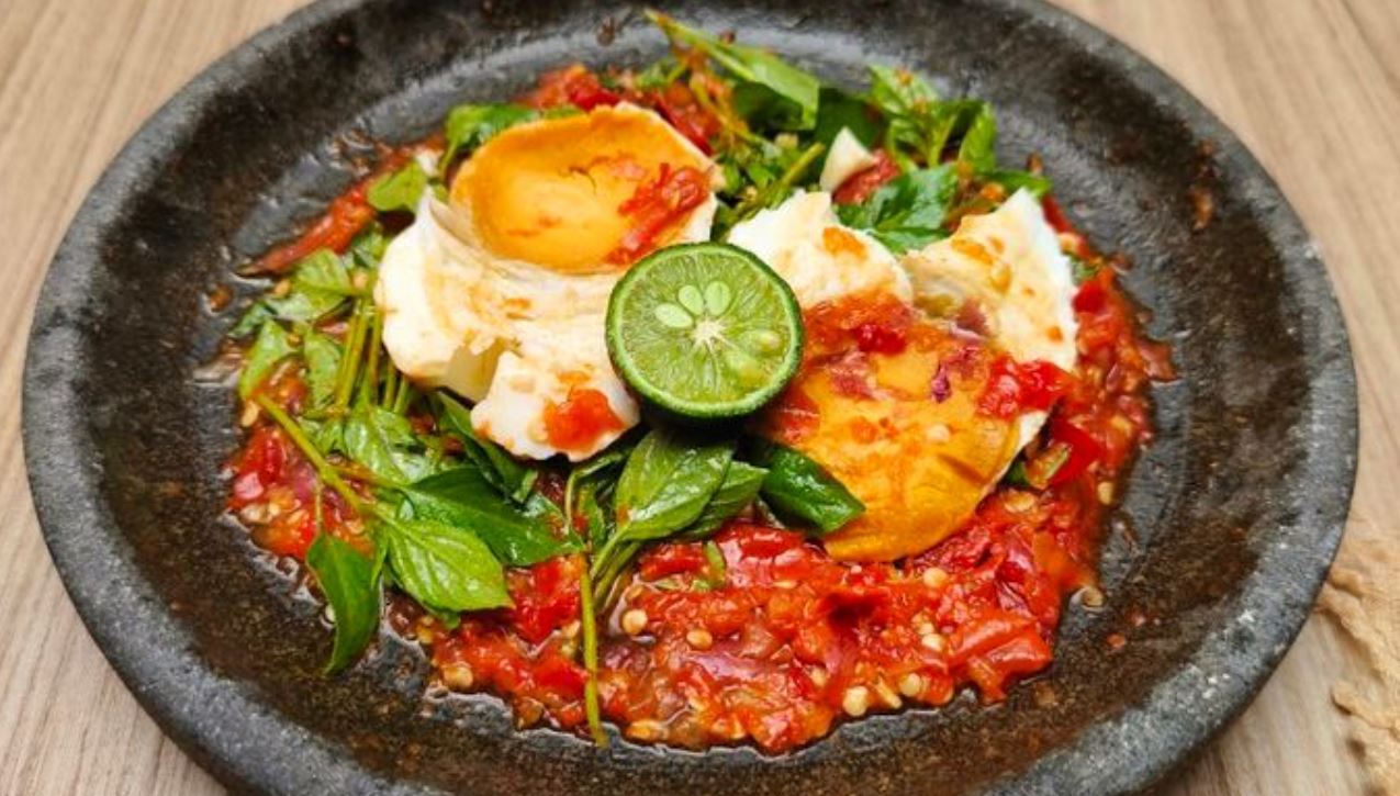 Sambal terasi kemangi telur asin.