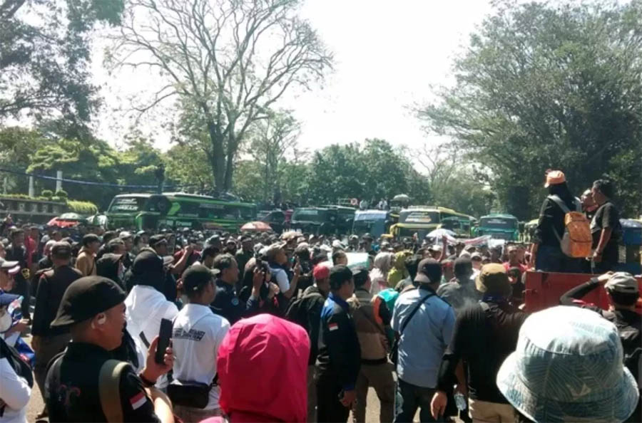 Aksi unjuk rasa yang dilakukan ribuan pekerja pariwisata di depan Gedung Sate, Kota Bandung, Senin 21 Juli 2025 lalu. Mereka menuntut kebijakan larangan study tour sekolah di Jabar dicabut.