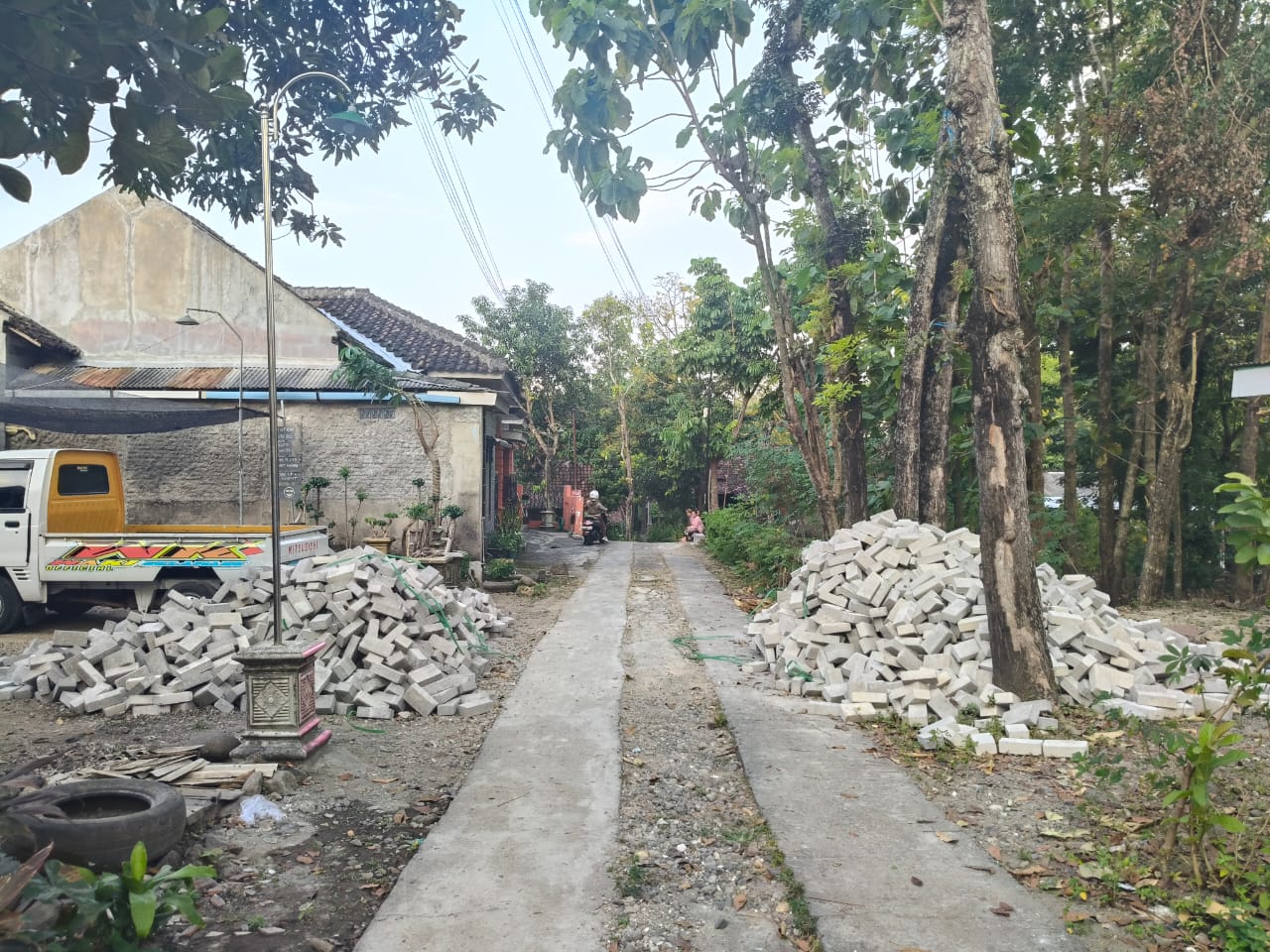 PAVINGISASI : TPK Pemerintah Desa Widodaren melaksanakan pavingisasi jalan pemukiman Dusun Widodaren Kidul RT 07 RW 02.