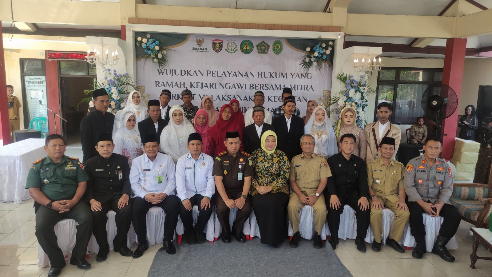KOMPAK: Para pasangan pengantin, Kajari Ngawi, Ketua Baznas bersama para mitra pendukung kegiatan isbat nikah dan nikah masal berfoto bareng usai acara.