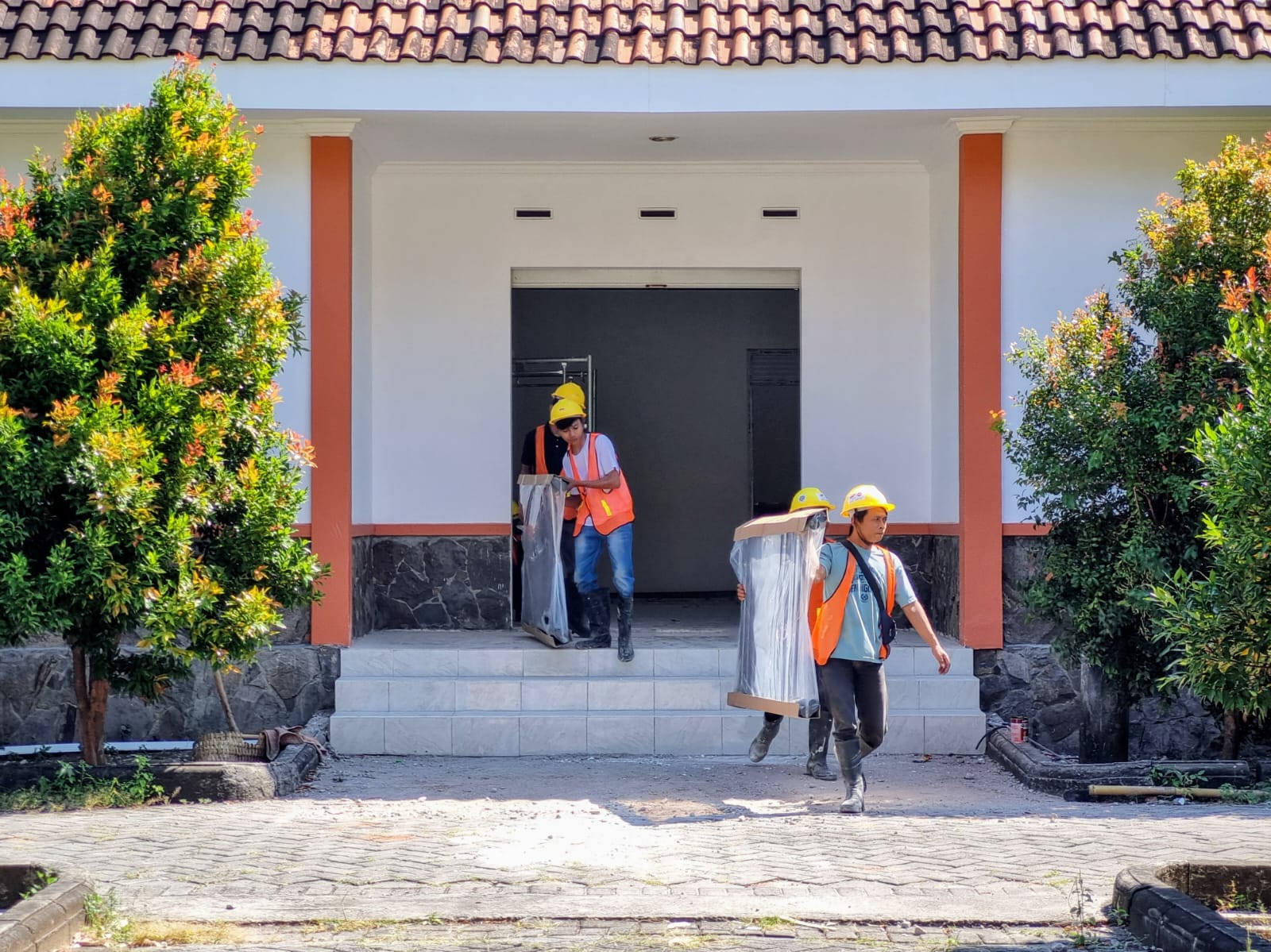 Progres perbaikan Gedung Sentra IKM Tambakbayan yang berdampingan dengan TPS dan Sekolah Rakyat Rintisan, Selasa (22/7). DOK RADAR PONOROGO