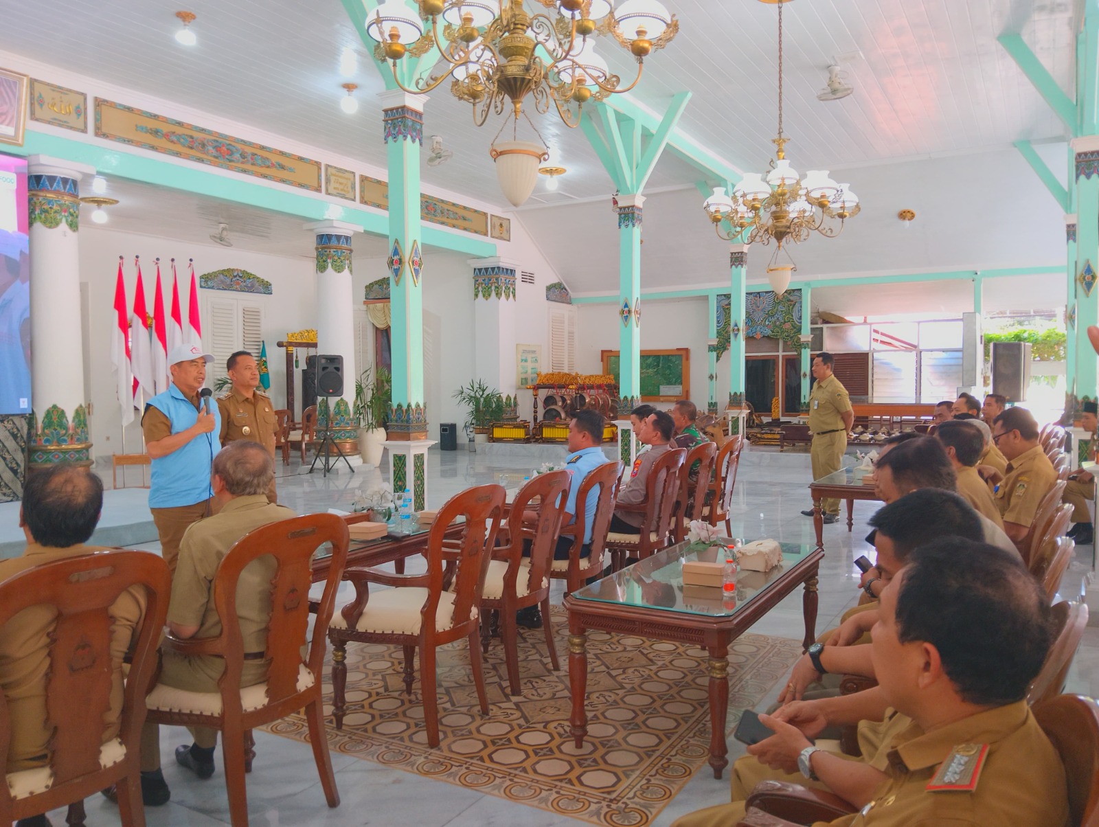 Bupati Madiun Hari Wuryanto dan Wabup dr Purnomo saat peluncuran kelembagaan KDMP, Senin (21/7). FOTO: LODITYA FERNANDES/RADAR MADIUN