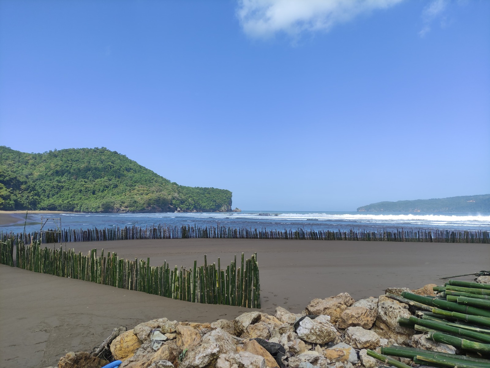 Cerucuk bambu dipasang Pemkab Pacitan untuk menahan abrasi di kawasan wisata Pantai Pancer Door, Senin (21/7). NUR CAHYONO/RADAR PACITAN
