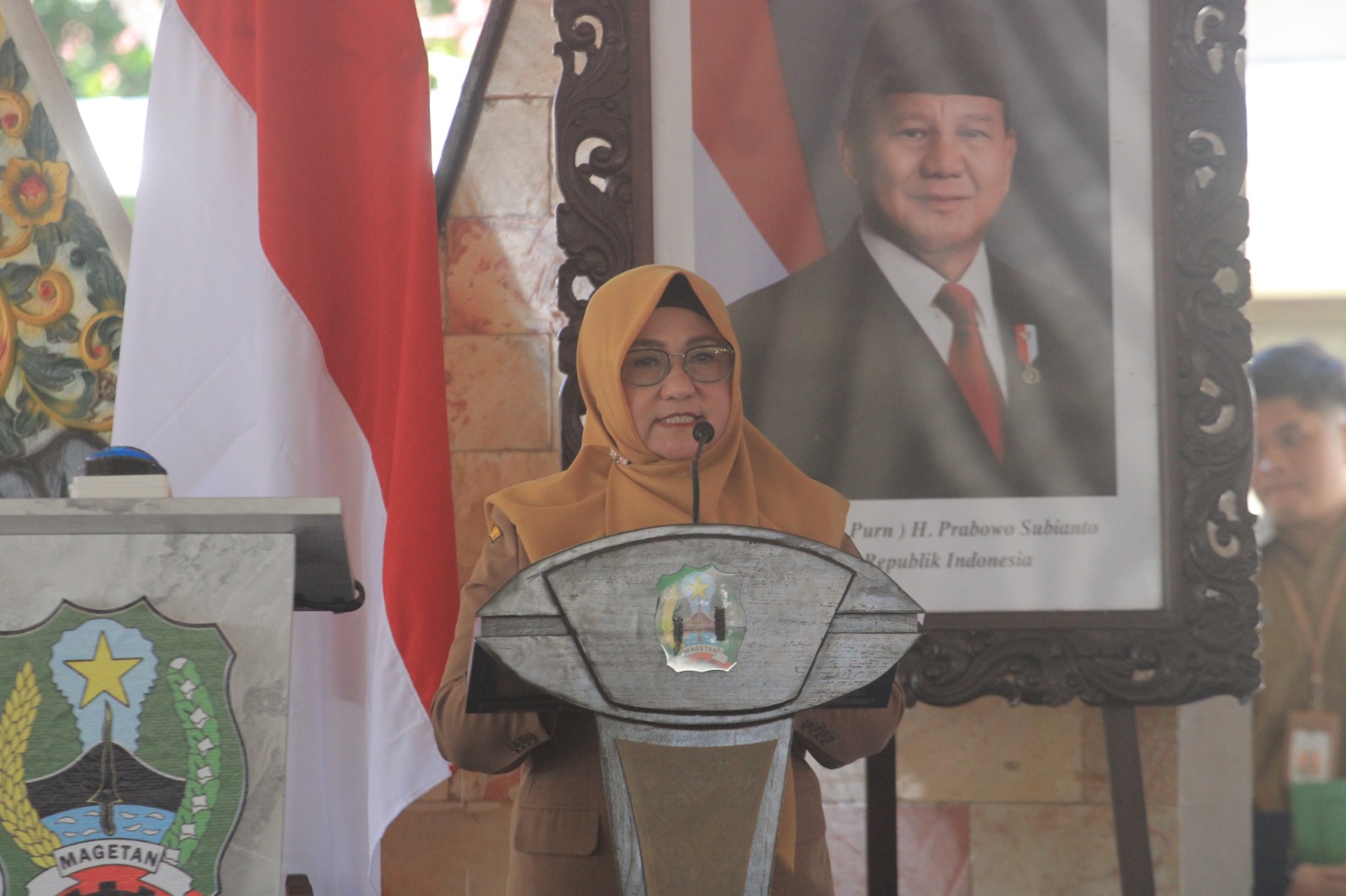Bupati Magetan Nanik Endang Rusminiarti saat pengukuhan 235 KDMP dalam agenda mitigasi risiko di Pendapa Surya Graha, Senin (21/7). FOTO: AJI PUTRA/RADAR MAGETAN