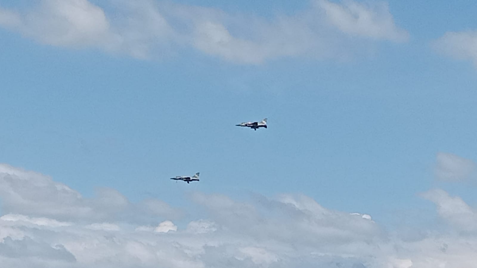 Manuver F-16 dan T-50 Golden Eagle TNI AU di atas langit Pacitan diduga memicu suara dentuman yang mengejutkan warga, Selasa (22/7) pagi. FOTO: NUR CAHYONO/JAWA POS RADAR PACITAN